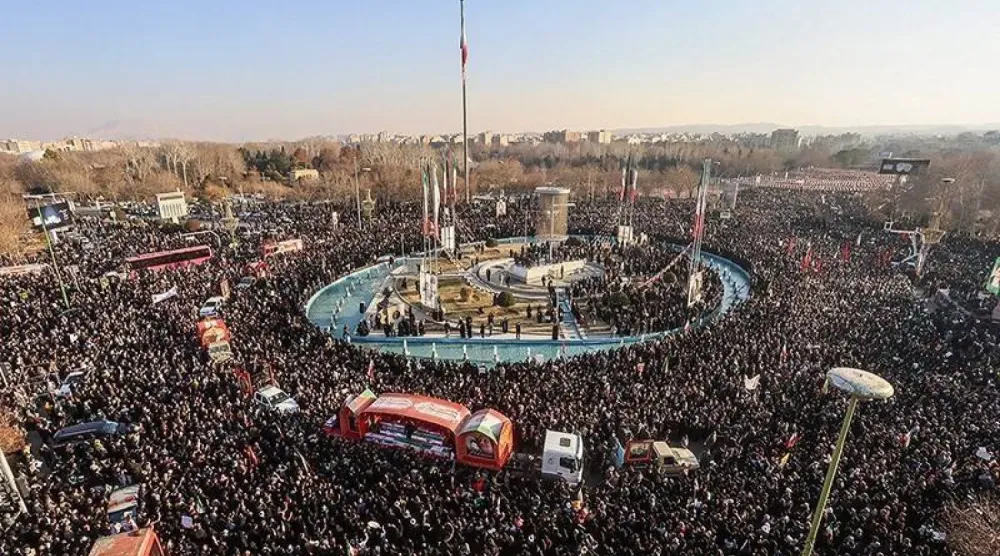 İran'ın orta kesimindeki İsfahan'da öldürülen güvenlik güçlerinin cenaze törenine çok sayıda kişi katıldı. (Tesnim)
