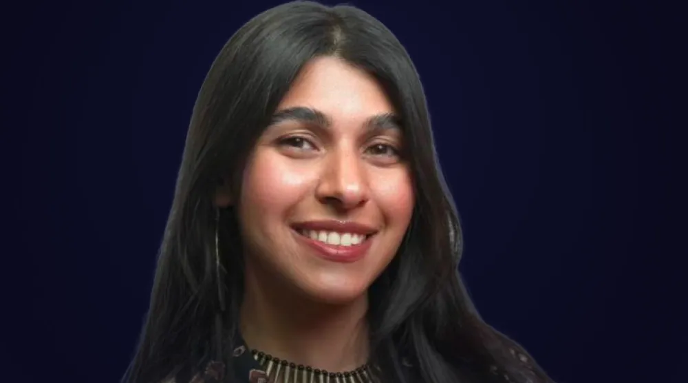 الزميلة آية منصور الفائزة بجائزة «كورت شورك» عن فئة المراسل المحلي (إندبندنت عربية)