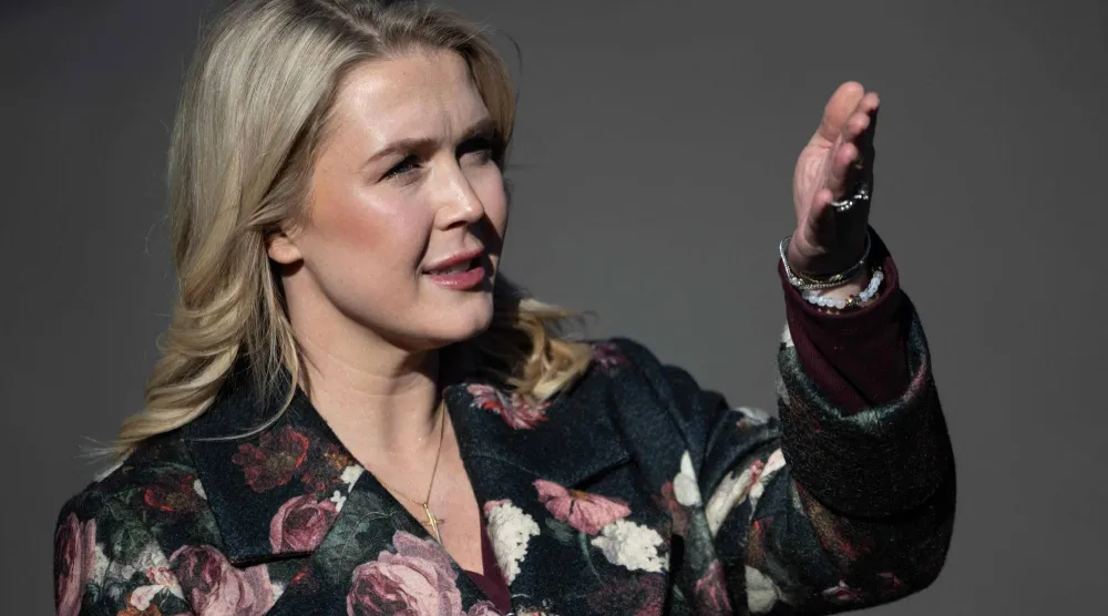 كارولين ليفيت المتحدثة باسم البيت الأبيض تتوجّه إلى الصحافة خارج البيت الأبيض في العاصمة واشنطن... 12 يناير 2026 (أ.ف.ب)