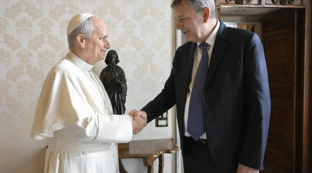 البابا ليو الرابع عشر خلال لقاء خاص مع فيليب لازاريني المفوض العام لوكالة الأونروا... في مدينة الفاتيكان يوم 12 يناير 2026 (إ.ب.أ) 