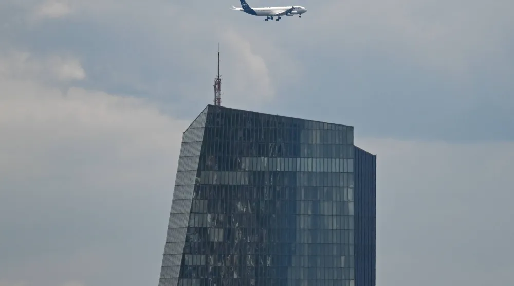 طائرة ركاب تابعة لشركة «لوفتهانزا» تقترب من مطار فرانكفورت (د.ب.أ) 