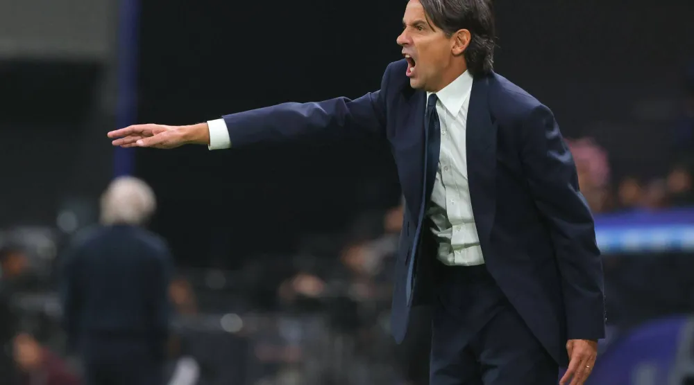 أنهى المدرب الإيطالي سيموني إنزاغي عقدة «أول ديربي» التي لازمت آخر 9 مدربين سبقوه في المسابقة (أ.ف.ب) 