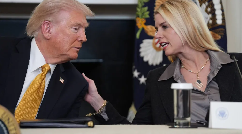 ترمب ووزيرة العدل بام بوندي في البيت الأبيض يوم 23 أكتوبر 2025 (أ.ب) 