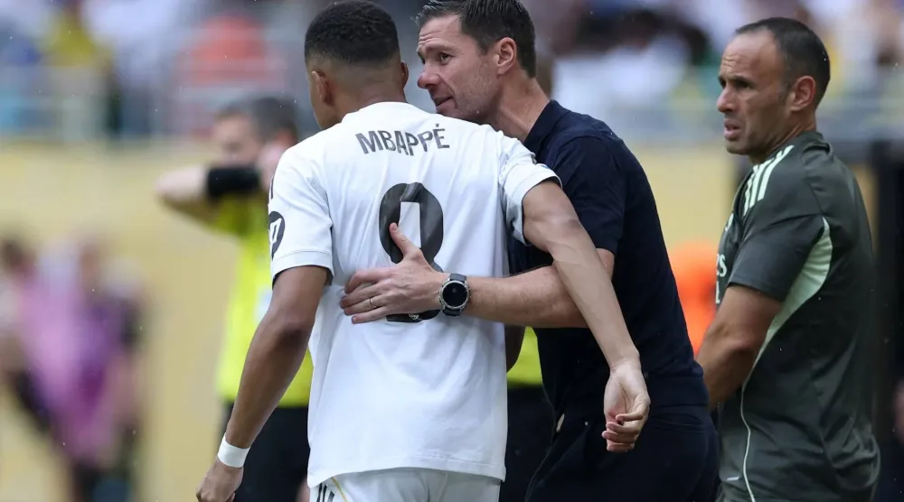 تشابي ألونسو ومبابي (رويترز)