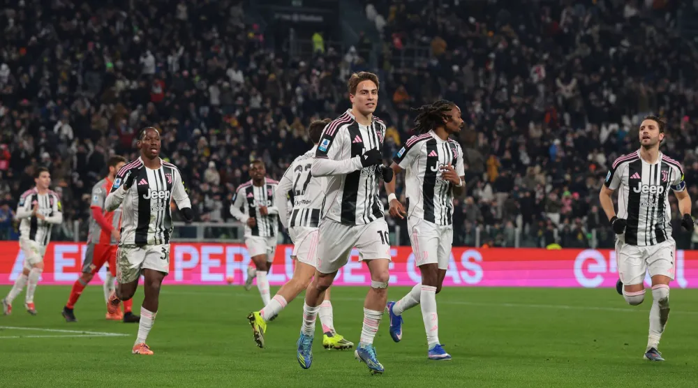 لاعب يوفنتوس كينان يلدز يحتفل بتسجيل الهدف الثالث لفريقه خلال المباراة أمام كريمونيزي (د.ب.أ)