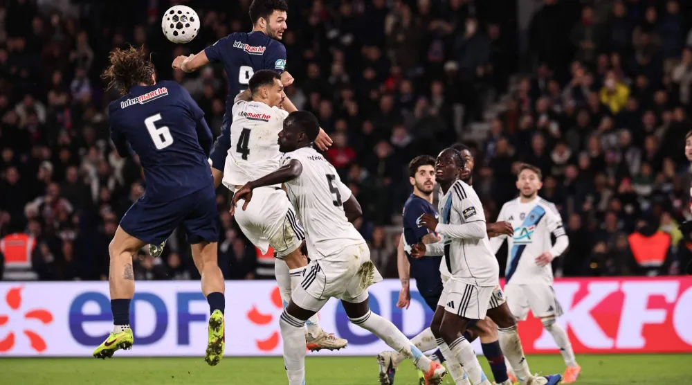 صراع على الكرة بين لاعب باريس سان جيرمان راموس ومدافع باريس إف سي كولودزييتشاك (أ.ف.ب)