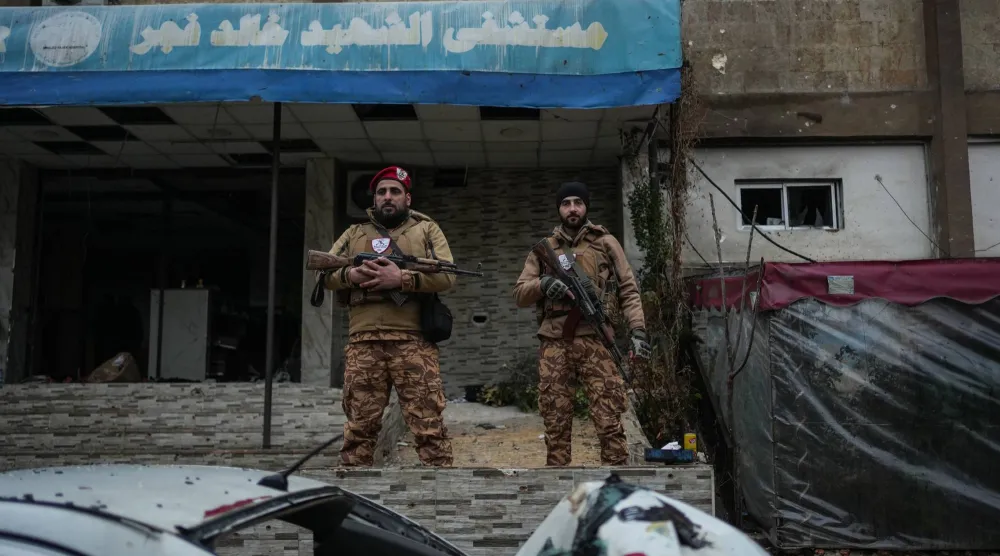 أفراد من الشرطة العسكرية السورية ينتشرون في حلب بعد اشتباكات بين الجيش وقوات «قسد» (إ.ب.أ)