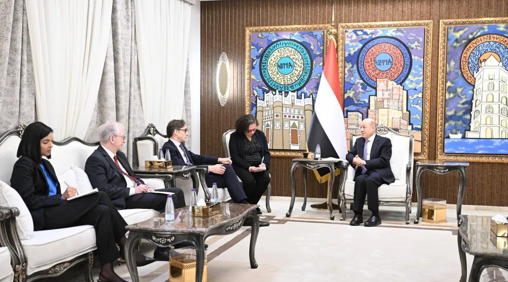 
رئيس مجلس القيادة الرئاسي اليمني مستقبلاً في الرياض مسؤولَين ألمانيين (سبأ)