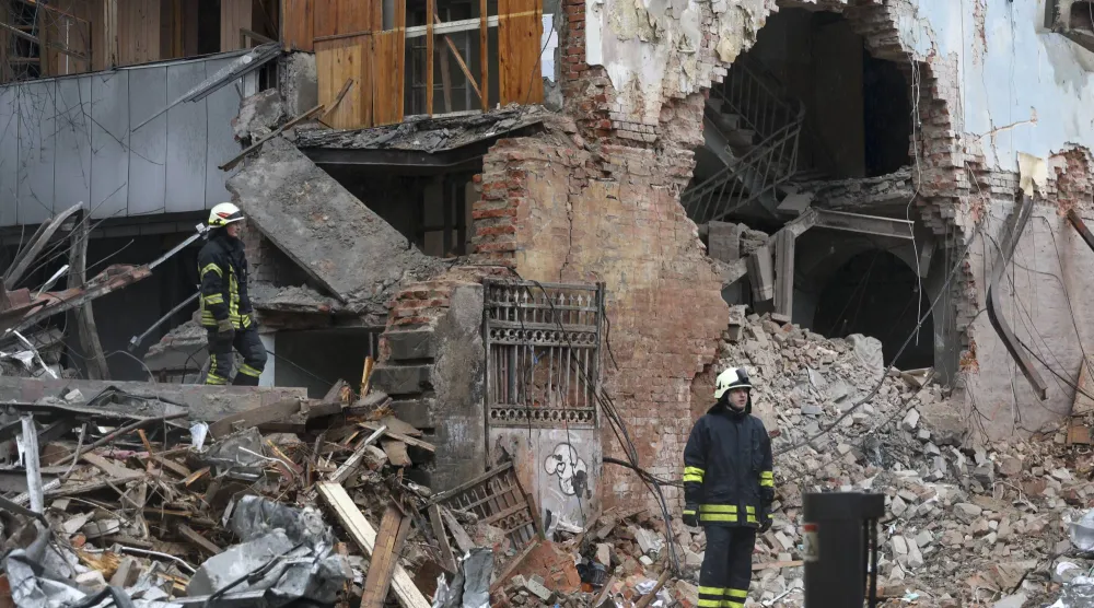 رجال الإنقاذ الأوكرانيون في موقع غارة روسية استهدفت منطقة سكنية في خاركيف شمال شرقي أوكرانيا الأسبوع الماضي (إ.ب.أ)