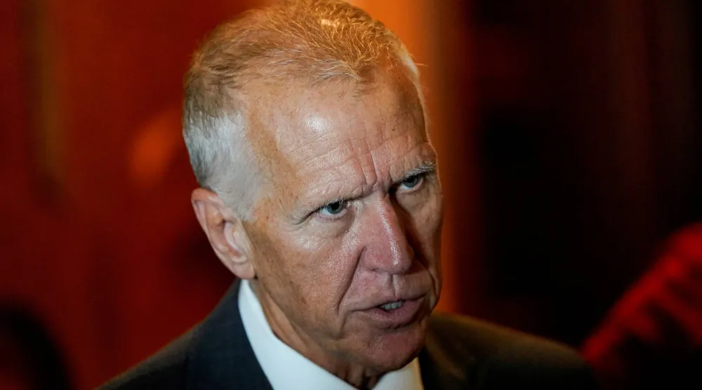 السيناتور توم تيليس في مبنى الكابيتول (رويترز)