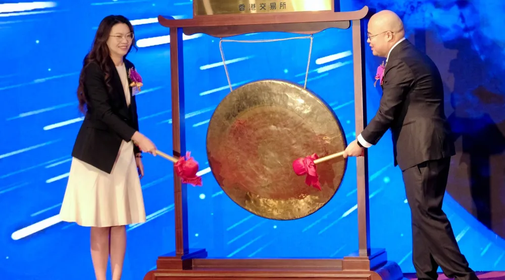 مسؤولو شركة «ميني ماكس» الناشئة خلال فعاليات دق جرس البورصة في هونغ كونغ إعلاناً عن الطرح العام للشركة الأسبوع الماضي (أ.ف.ب)