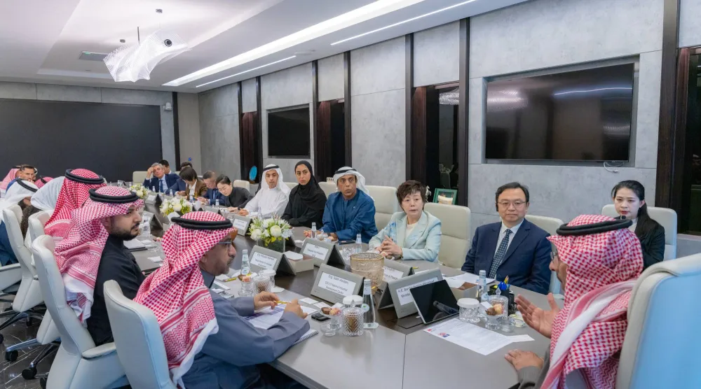 جانب من اجتماع الخريّف مع مؤسس ورئيس مجلس إدارة شركة «بي واي دي» وانغ شوان فو مع عدد من المسؤولين (الشرق الأوسط)