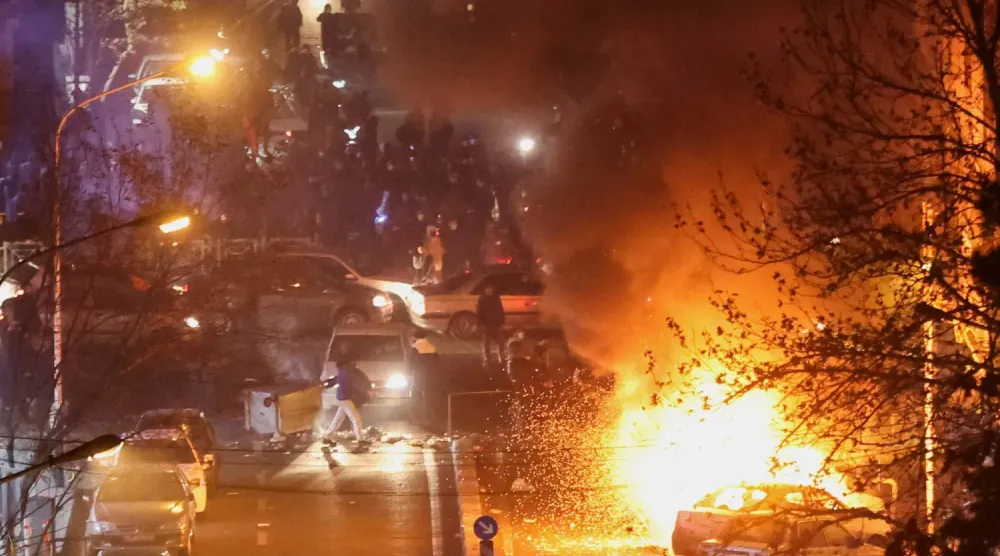 İran’ın başkenti Tahran'daki protestolar sırasında yakılan arabalar (Reuters)