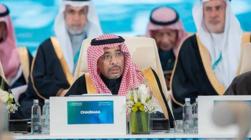 وزير الصناعة والثروة المعدنية متحدثاً إلى الحضور في الاجتماع الوزاري (الشرق الأوسط)