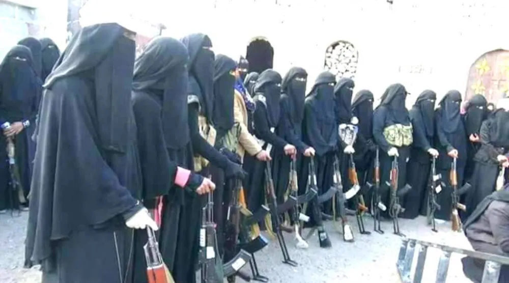 دفعة سابقة من «الزينبيات» عقب إخضاعهن لتدريبات قتالية في صنعاء (فيسبوك)
