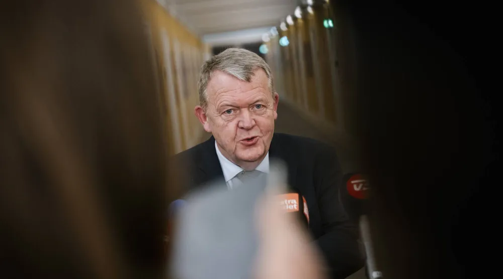 وزير الخارجية الدنماركي لارس لوك راسموسن متحدثاً إلى وسائل الإعلام عقب اجتماع لجنة السياسة الخارجية في كوبنهاغن بالدنمارك (إ.ب.أ)