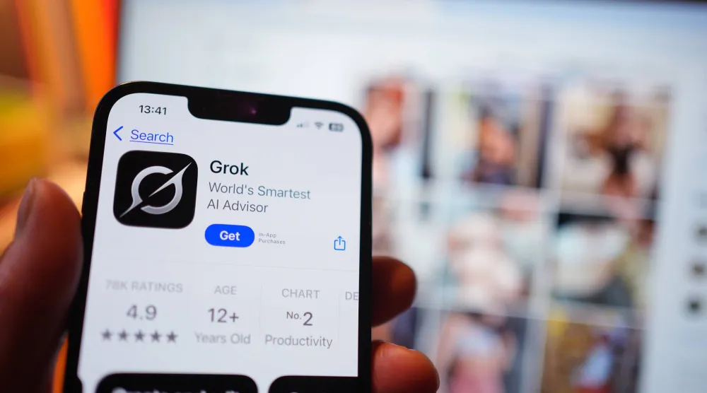 تطبيق «غروك» على هاتف «آيفون» (د.ب.أ)