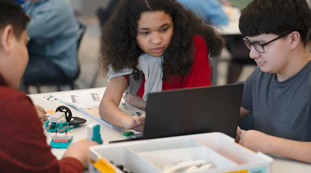 «ليغو» تسوِّق منهجاً لتعليم الأطفال الذكاء الاصطناعي بأنفسهم