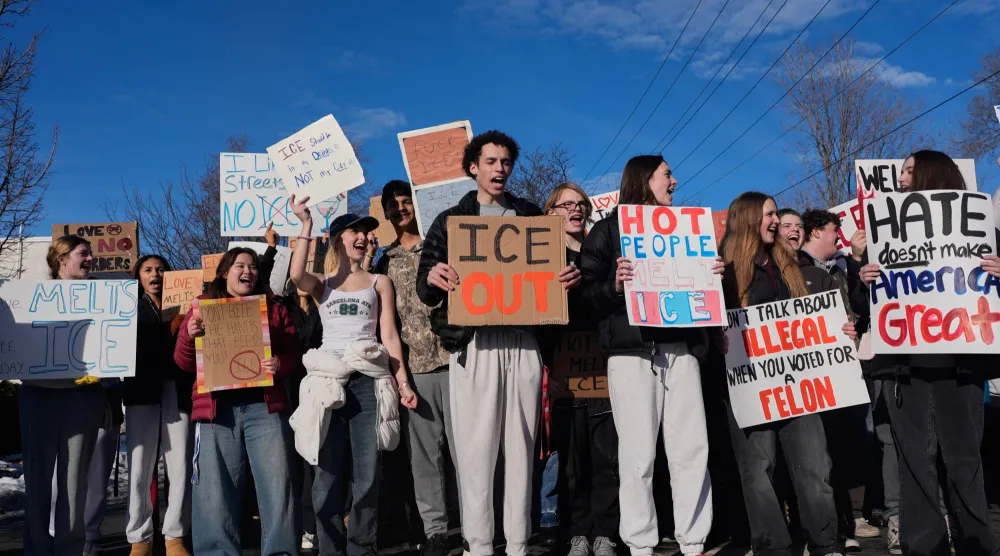 متظاهرون يحتجّون ضد إدارة الهجرة والجمارك الأميركية بعد مقتل رينيه غود في مينيابوليس (أ.ب)