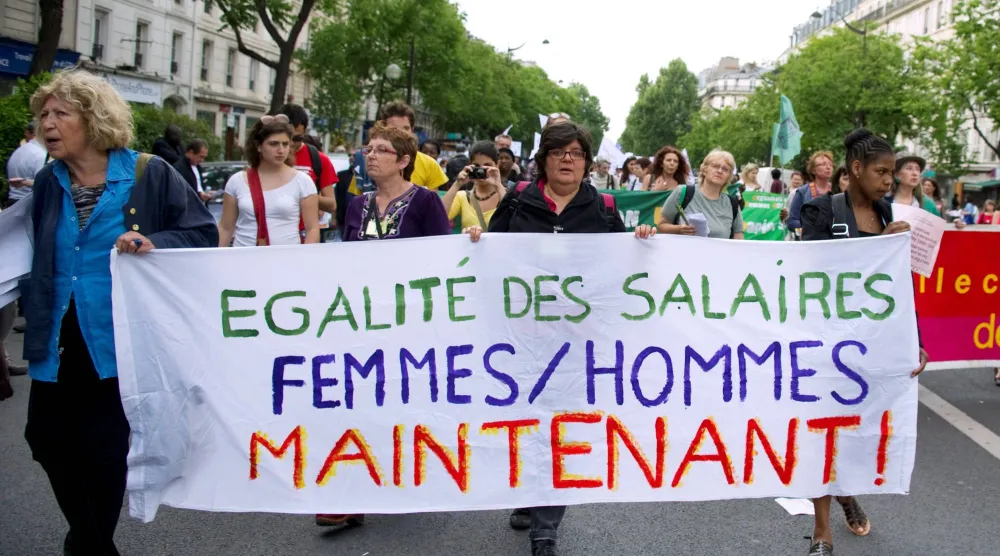 مظاهرة نسائية للمطالبة بالمساواة في الأجور (أ.ف.ب)