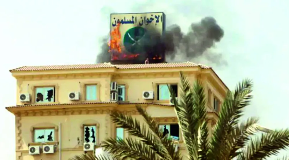 
مقر «الإخوان» محترقاً في القاهرة صيف 2013 (غيتي)