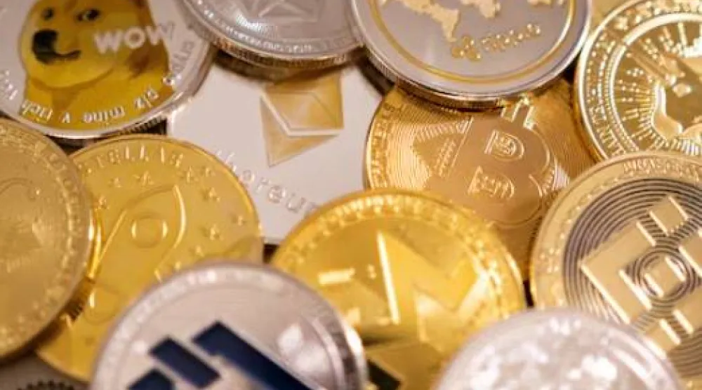 رسم توضيحي لتمثيلات العملات الرقمية (رويترز)