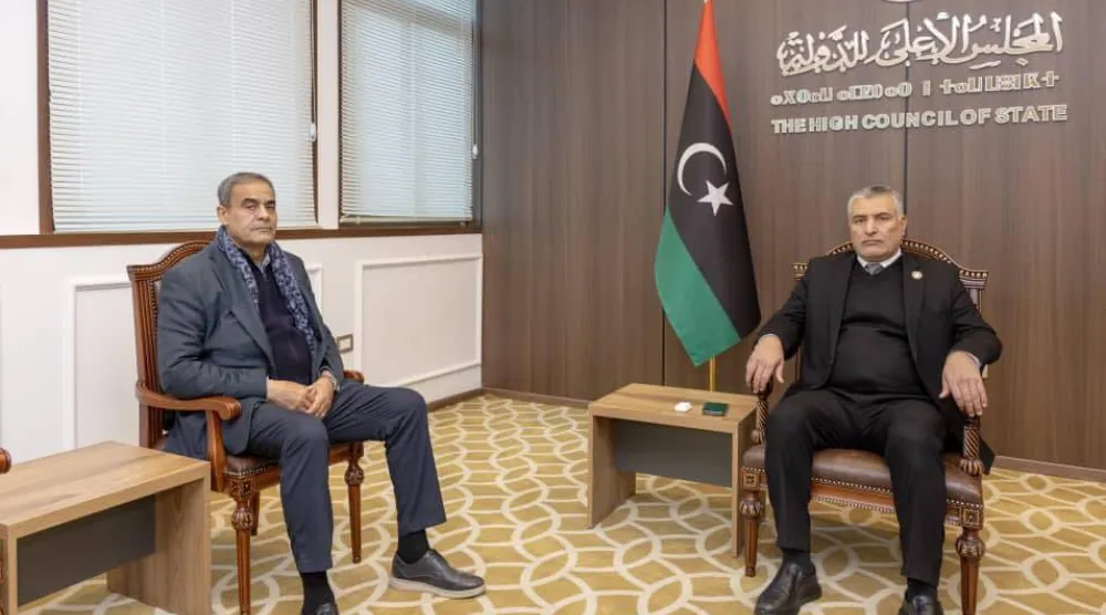 رئيس المجلس الأعلى للدولة محمد تكالة مستقبلاً محمد الشهوبي وزير المواصلات والمستشار المالي لرئيس حكومة «الوحدة» (المجلس الأعلى)