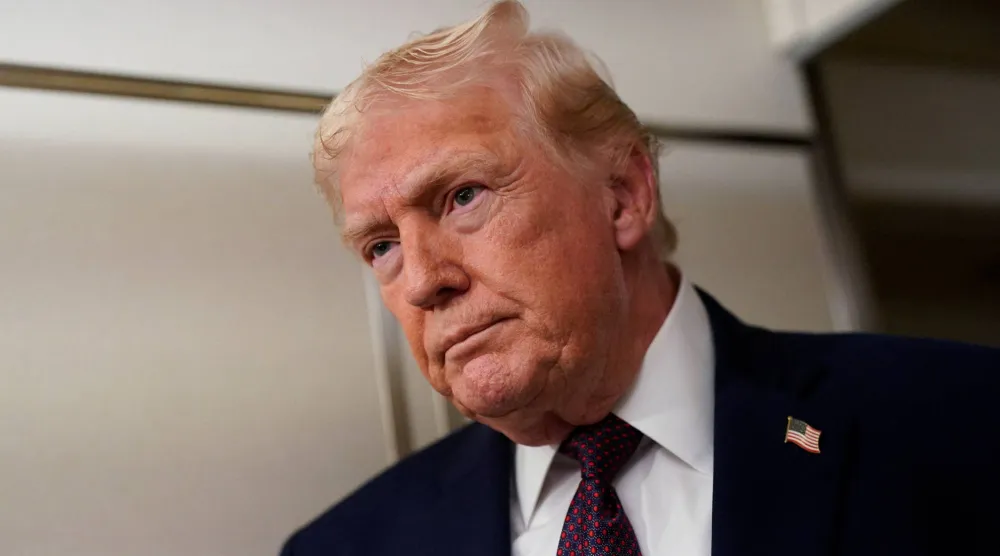 الرئيس الأميركي دونالد ترمب خلال لقائه مع وسائل الإعلام على متن طائرة الرئاسة «إير فورس ون» المتجهة من فلوريدا إلى واشنطن بالولايات المتحدة 11 يناير 2026 (رويترز)