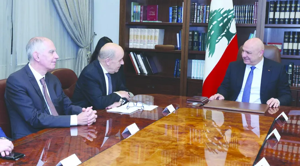 الرئيس اللبناني جوزيف عون (يمين) مجتمعاً مع المبعوث الرئاسي الفرنسي جان إيف لودريان يوم 8 ديسمبر 2025 في قصر بعبدا (الرئاسة اللبنانية)