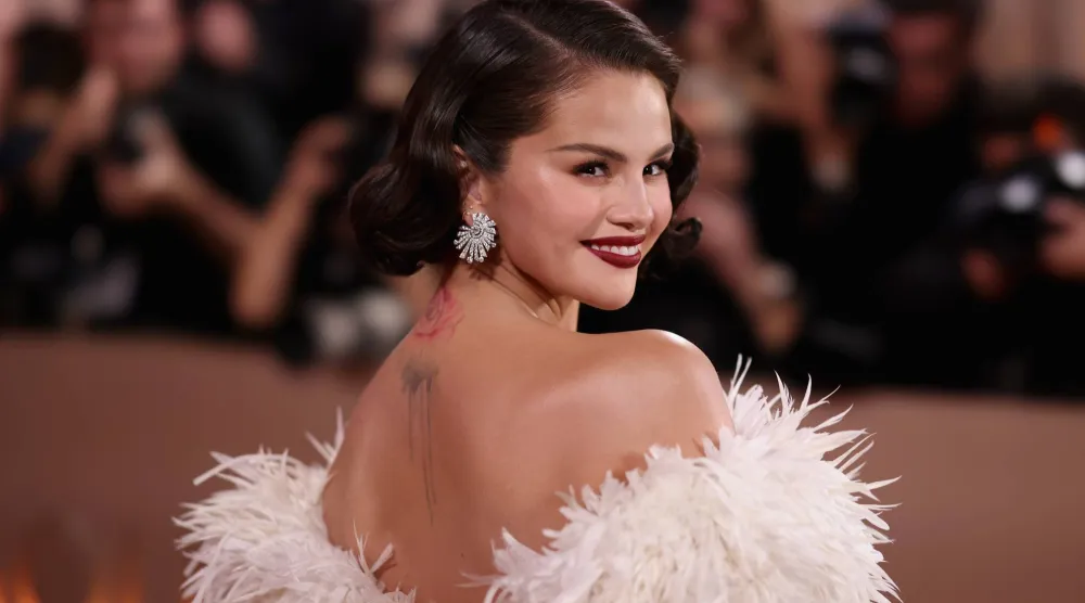 أناقة أيام زمان وجمالها بريشها ومكياجها تجسدت في إطلالة سيلينا غوميز (شانيل)