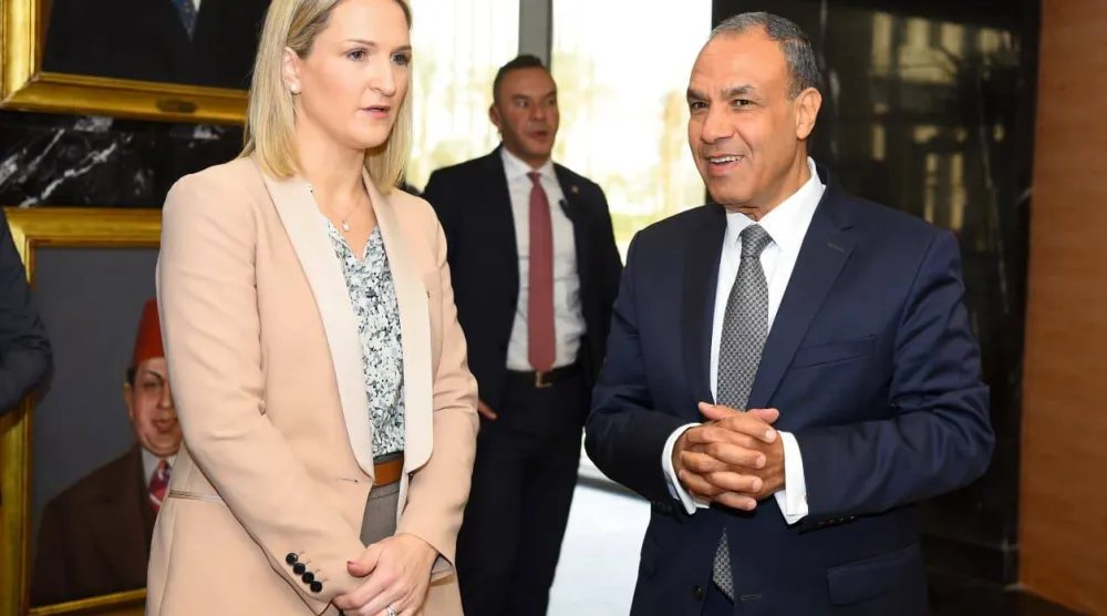 وزير الخارجية المصري بدر عبد العاطي أثناء استقباله وزيرة خارجية آيرلندا هيلين ماكينتي في القاهرة يوم الاثنين (الخارجية المصرية)