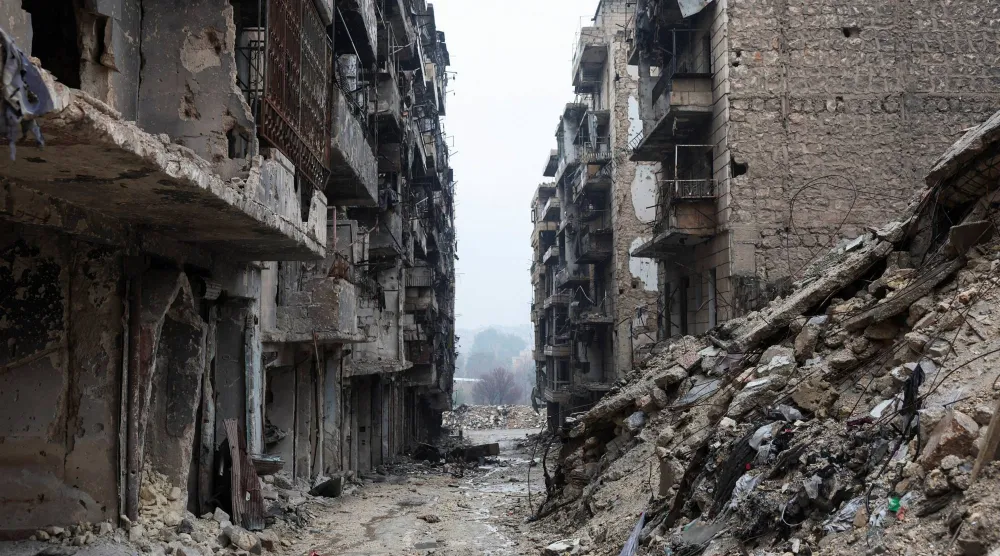 مبانٍ مدمرة في حي الشيخ مقصود بحلب بعد انسحاب مقاتلي قوات سوريا الديمقراطية (قسد) بقيادة الأكراد من مدينة حلب السورية يوم الأحد عقب اتفاق وقف إطلاق النار الذي سمح بعمليات الإجلاء بعد أيام من الاشتباكات الدامية 12 يناير 2026 (رويترز)