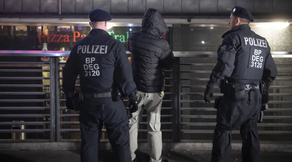 شرطيان يفتشان رجلاً في برلين (أرشيفية - د.ب. أ) 