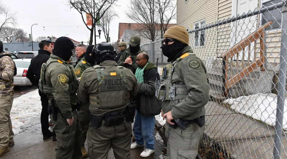 عناصر من دوريات الحدود الأميركية يقومون باحتجاز رجل من أصل صومالي في مدينة مينيابوليس بولاية مينيسوتا الأميركية 8 يناير 2026 (أ.ف.ب)