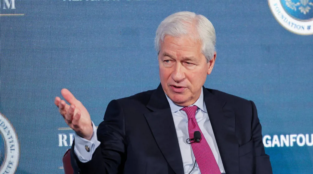 ديمون متحدثاً خلال منتدى ريغان للدفاع الوطني في مكتبة رونالد ريغان الرئاسية (رويترز)