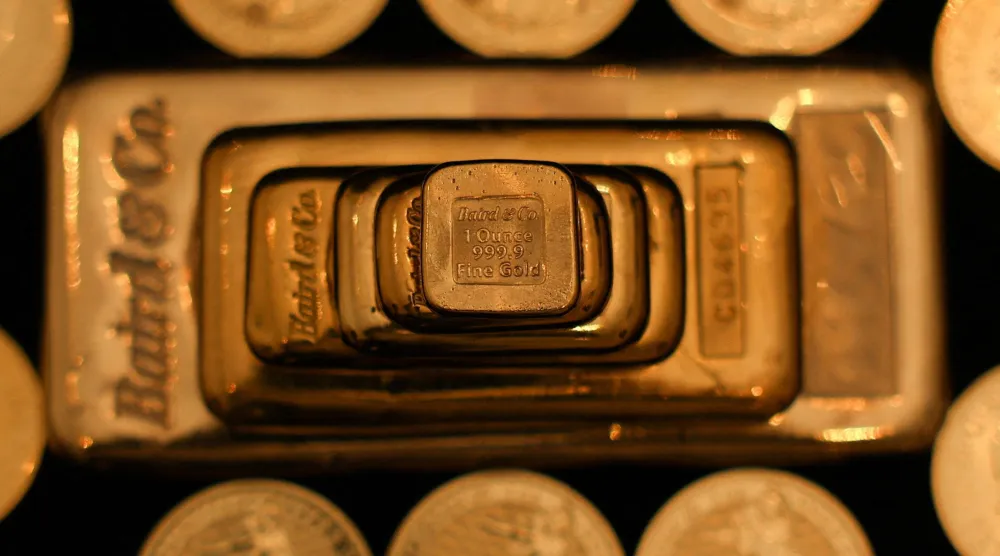 سبائك وعملات ذهبية بريطانية معروضة في متجر «بيرد آند كو في هاتون غاردن» بلندن (رويترز)