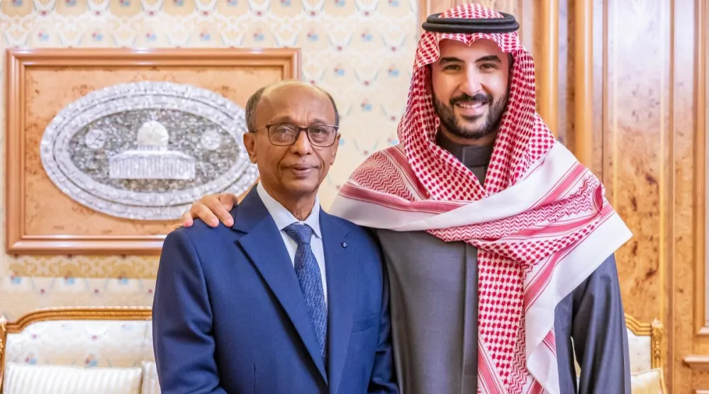 صورة نشرها وزير الدفاع السعودي على «إكس» من استقباله لمدير ميناء المكلا اليمني