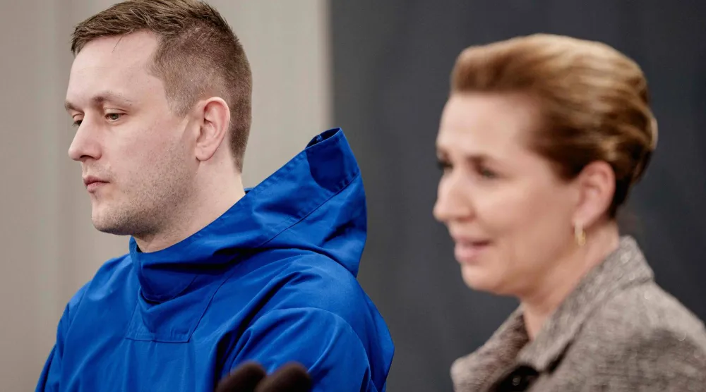 رئيس حكومة غرينلاند ينس فريدريك نيلسن ورئيسة وزراء الدنمارك ميته فريدريكسن يلقيان بياناً حول الوضع الحالي في غرينلاند في مؤتمر صحافي في قاعة المرايا بمكتب رئيسة الوزراء الدنماركية في كوبنهاغن... 13 يناير 2026 (أ.ف.ب)