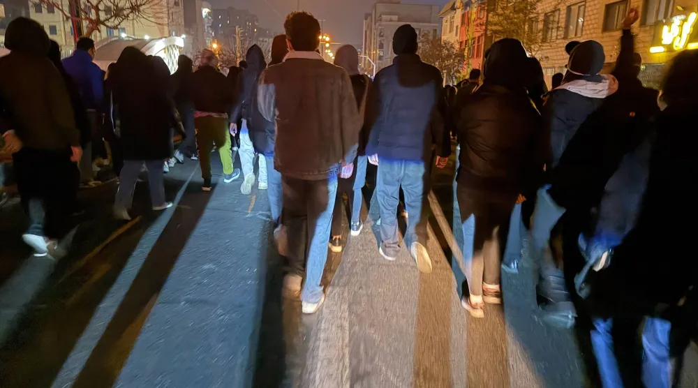  إيرانيون في مظاهرة مناهضة للحكومة في طهران 8 يناير 2026 (أ.ب)