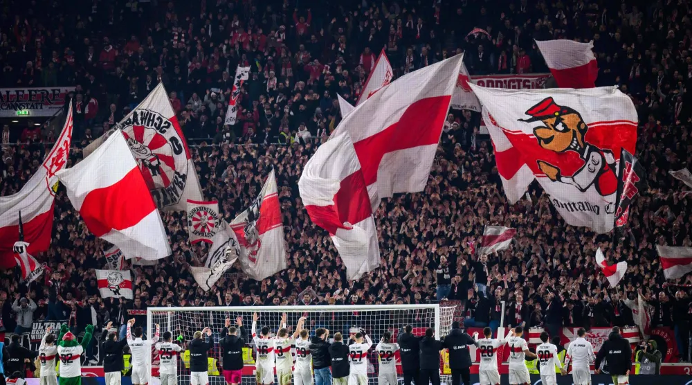 لاعبو شتوتغارت يحيون جماهيرهم بعد الفوز على فرانكفورت (أ.ب)