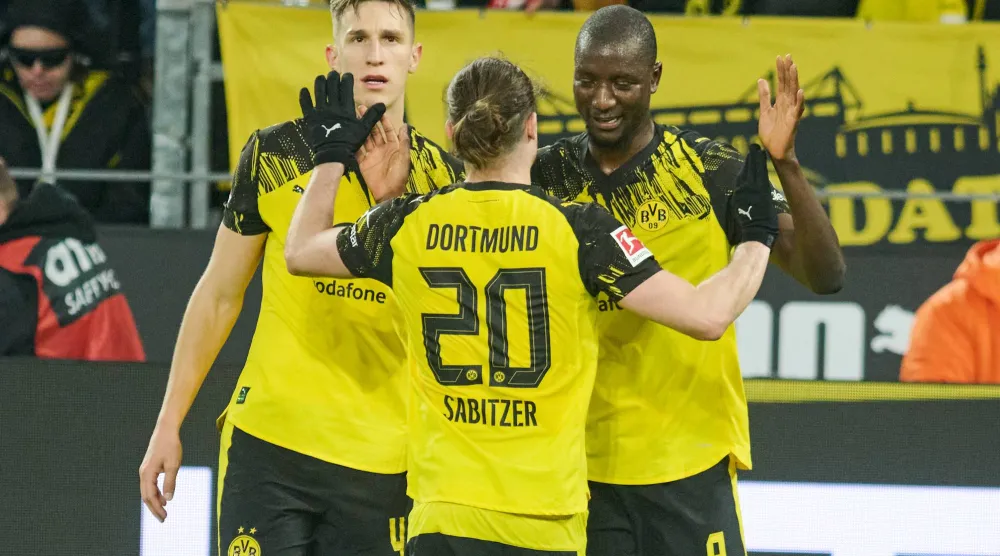 احتفالية لاعبي بوروسيا دورتموند بالفوز على فيردر بريمن (د.ب.أ)
