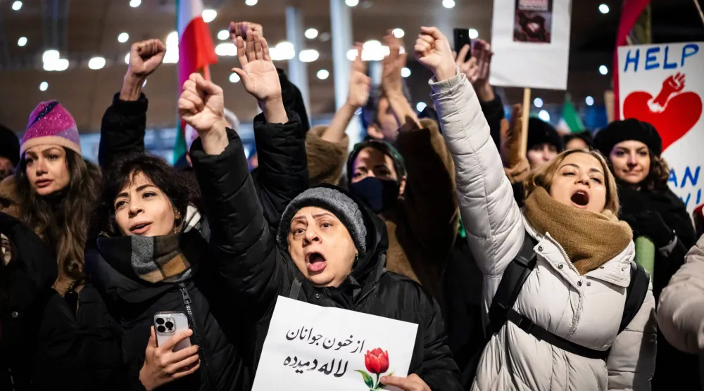 متظاهرون في سويسرا يتضامنون مع نظرائهم المعادين للنظام في إيران (أ.ب)