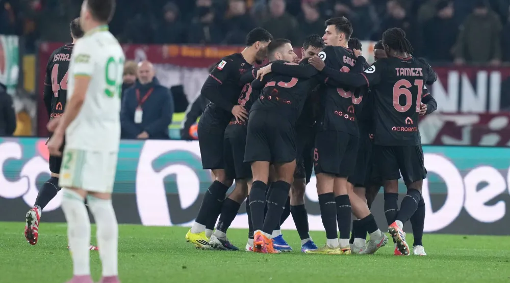 احتفالية لاعبي تورينو بالفوز القاتل على روما بأرضه (د.ب.أ)