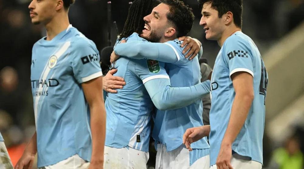 احتفالية ثنائي مان سيتي ريان شرقي وانطون سيمينيو (أ.ف.ب)