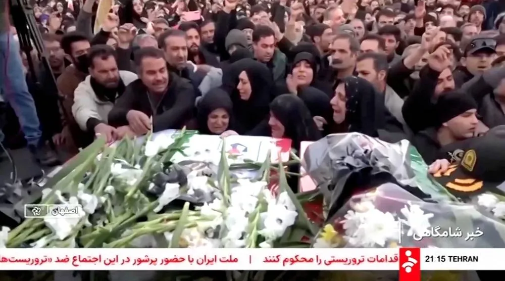 إيرانيون يشيعون أحد قتلاهم في أصفهان (التفزيون الإيراني)