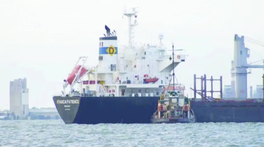 ناقلة نفط تتأهب لنقل حمولتها من ميناء «ماراكيبو» الفنزويلي (أ.ب)