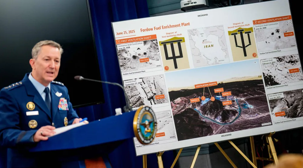 رئيس هيئة الأركان المشتركة للقوات الجوية الأميركية الجنرال دان كين يشرح نتائج الضربات على المنشآت الإيرانية خلال مؤتمر صحافي في البنتاغون يوم 26 يونيو الماضي (أ.ف.ب)