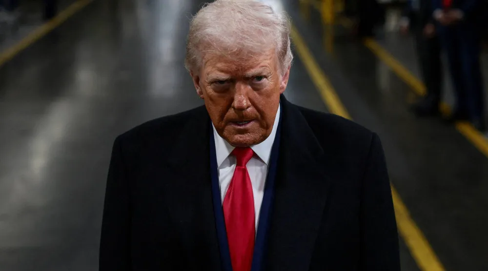 ترمب خلال زيارته مصنع فورد  في ديترويت في ولاية ميشيغن (رويترز)