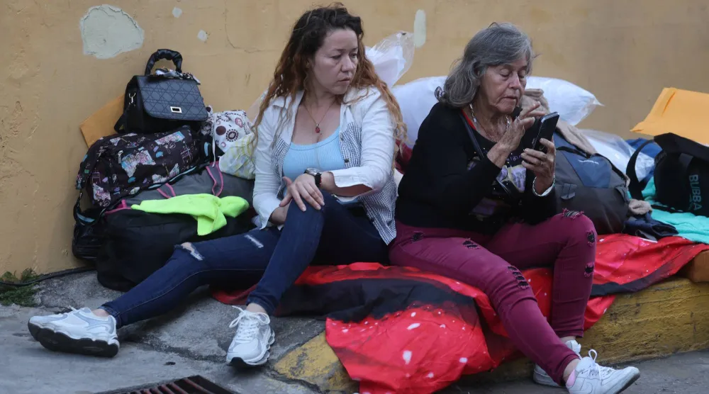 أقارب سجناء سياسيين ينتظرون الإفراج عن ذويهم في كاراكاس (إ.ب.أ)