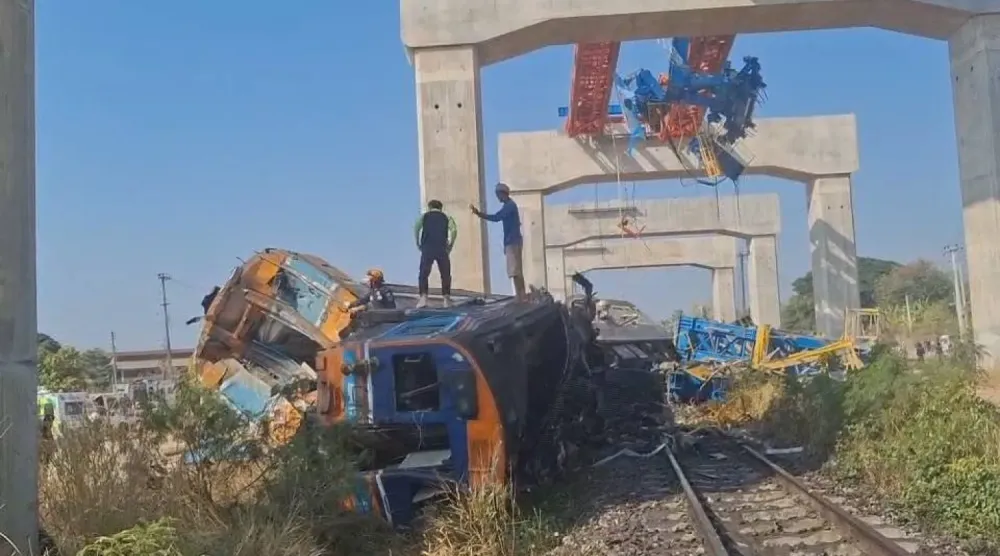 Tayland'ın kuzeyinde bir demiryolu hattında vinç devrilmesi sonucu meydana gelen tren kazasından (yayınlanan fotoğraf)